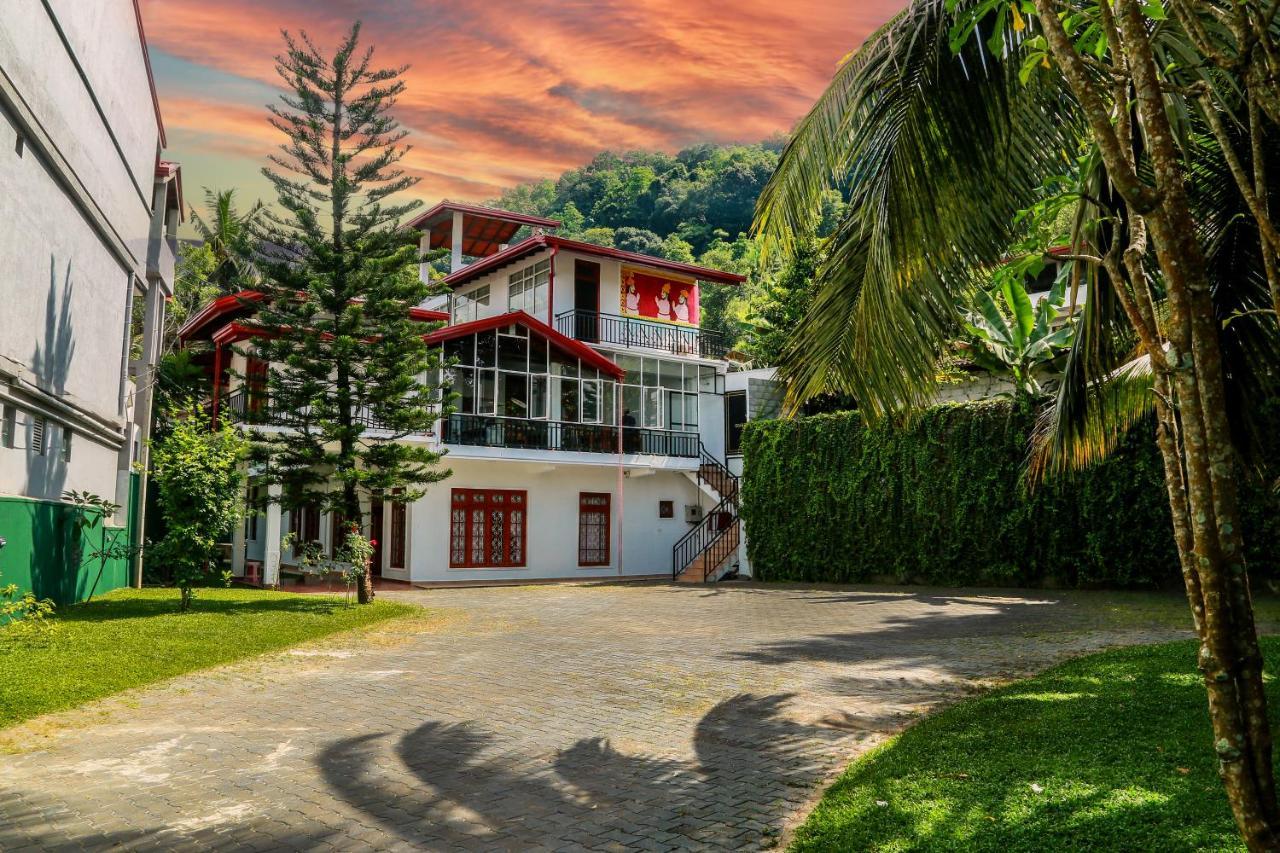Queens Lodge Kandy Exterior photo